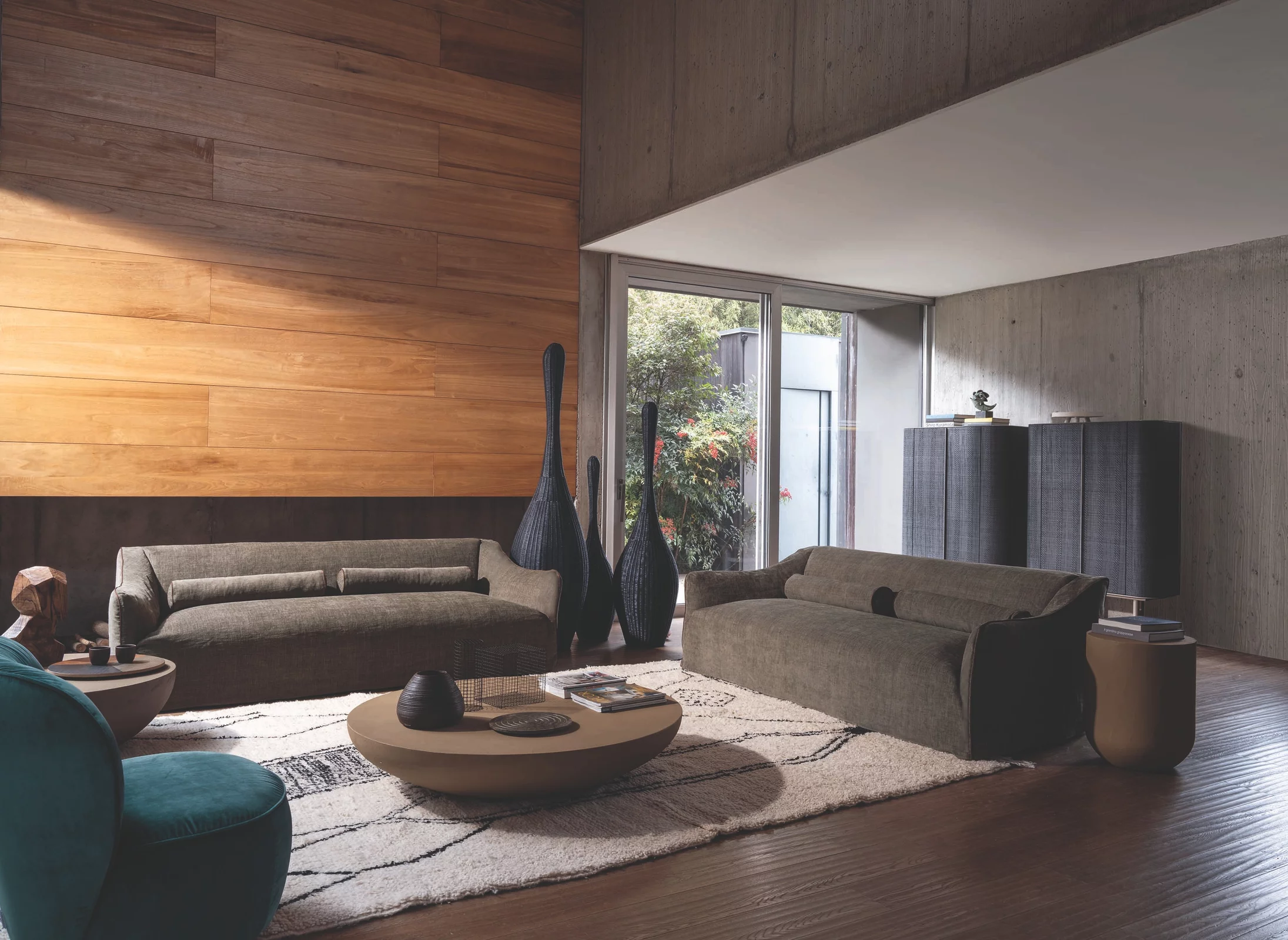 Gervasoni Sofas und Couchtisch in einem modernen Wohnzimmer mit Holzwand und großen Fenstern