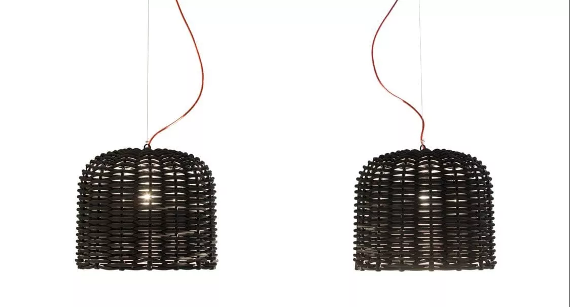 Zwei Gervasoni Sweet 96 Pendelleuchten aus schwarzem Rattan hängen nebeneinander vor weißem Hintergrund.