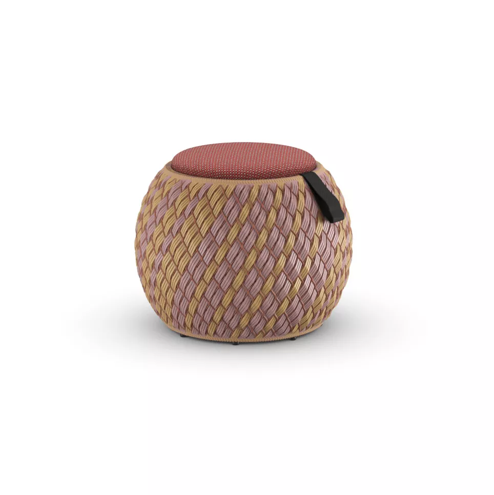 Dedon Dala Hocker 60 cm in buntem Geflecht mit rotem Sitzkissen ohne Hintergrund.