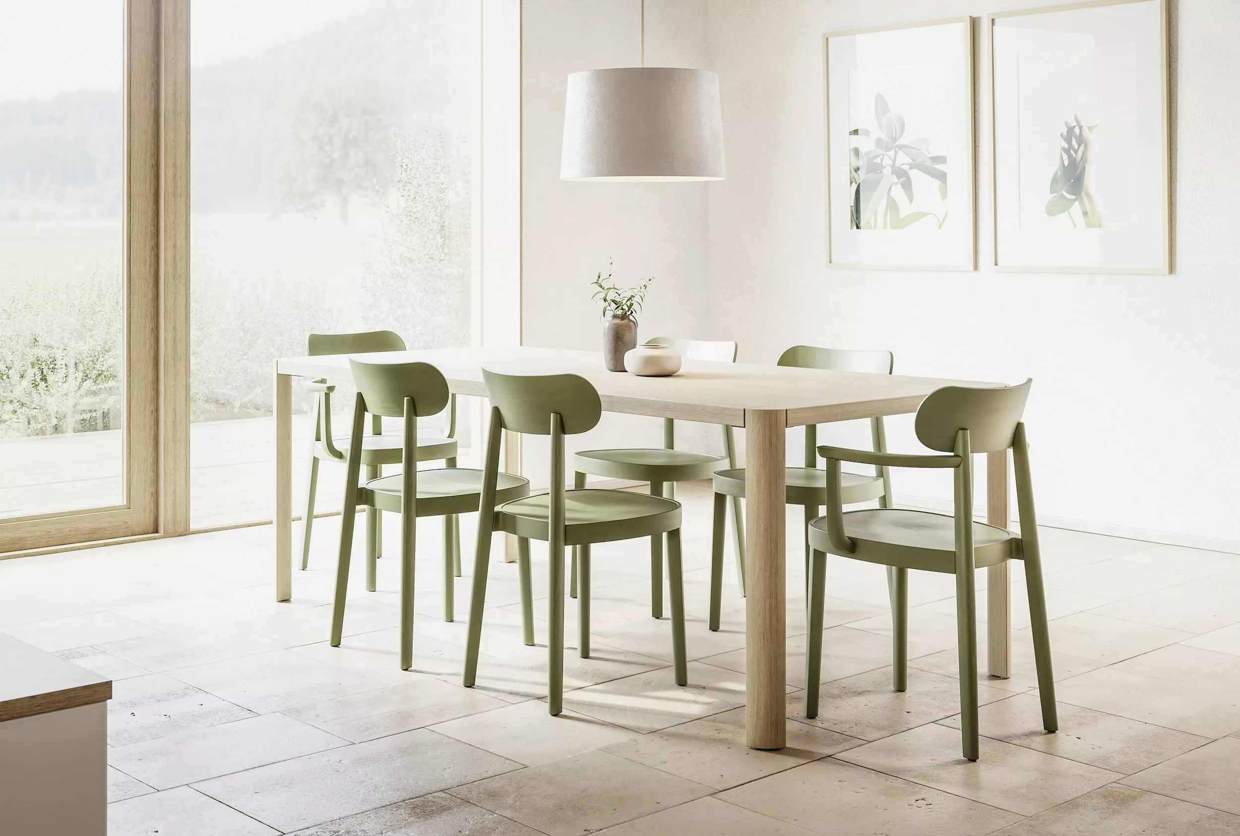 Esszimmer mit sechs grünen Thonet 118 Stühlen und einem hellen Holztisch in einem modernen Raum mit großen Fenstern und Pflanzenbildern an der Wand