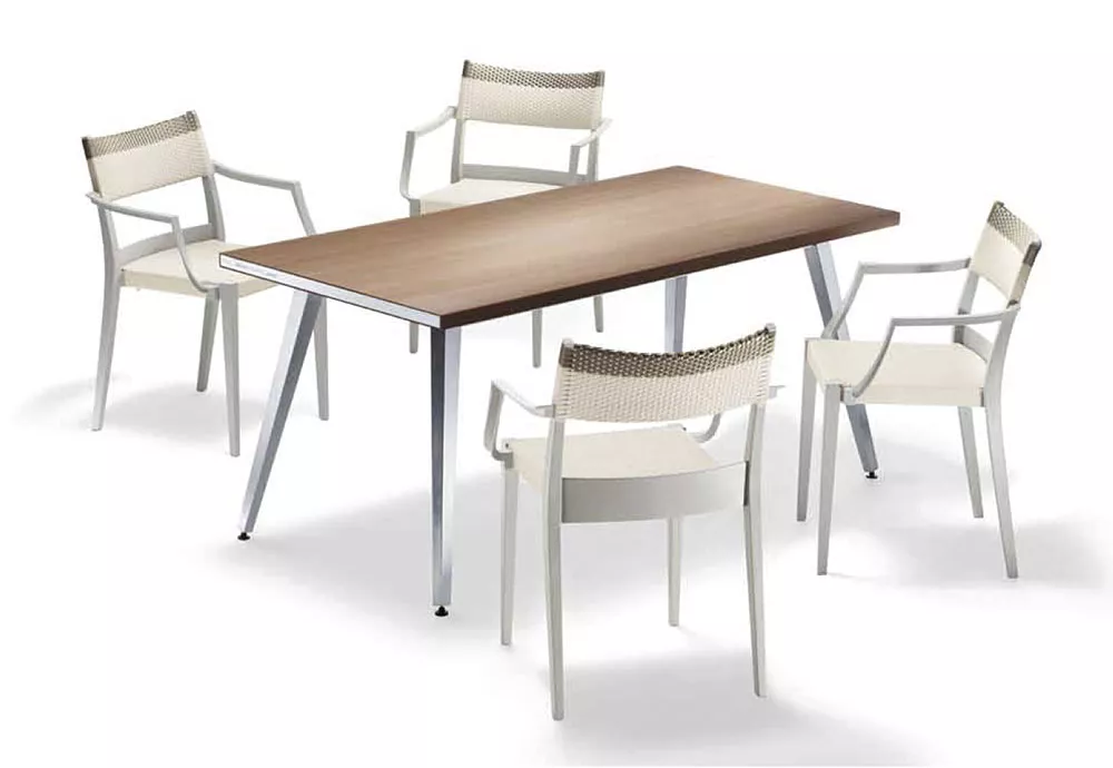 Dedon Play Essstuhl und Tisch Set in einem modernen Outdoor Gartenmöbel Arrangement ohne Hintergrund