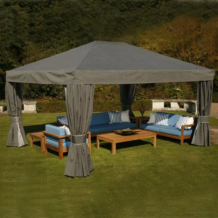 Dreisitzer-Sofa von Barlow Tyrie mit Arizona-Polster in Blau, unter einem grauen Pavillon auf einer grünen Wiese.