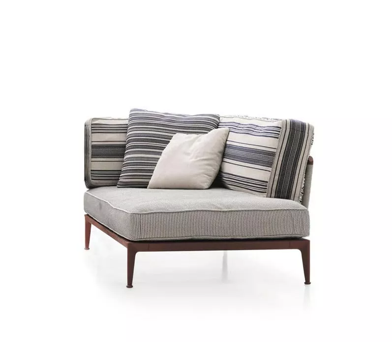 B&B Italia Ribes Chaiselongue Modul in Grau und Streifenmuster auf weißem Hintergrund.