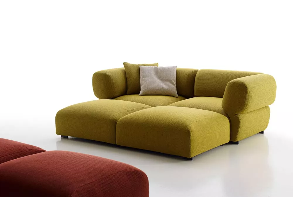 B&B Italia Butterfly Outdoor Loungegruppe in grün und rot auf weißem Hintergrund