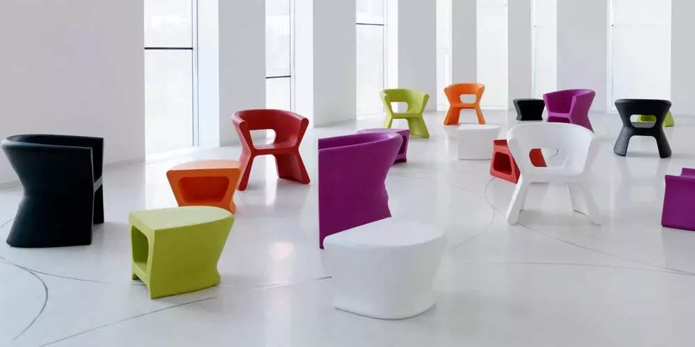 Vondom Surf und Pal Loungegruppe in verschiedenen Farben auf weißem Boden in modernem, lichtdurchflutetem Raum.