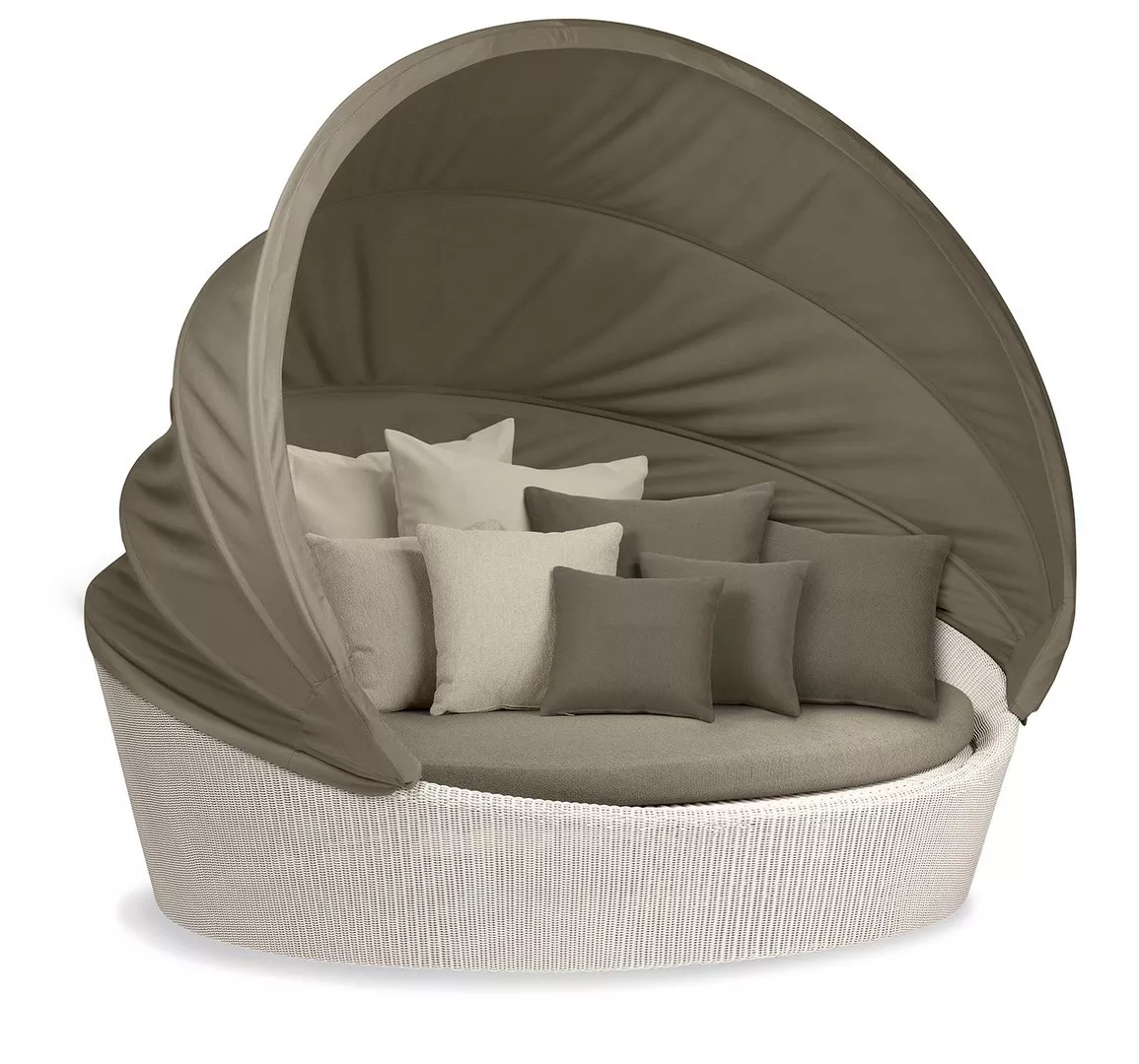 Dedon Orbit XXL Sofainsel in einem Garten mit mehreren Kissen und einem schützenden Baldachin für komfortable Outdoor-Entspannung.