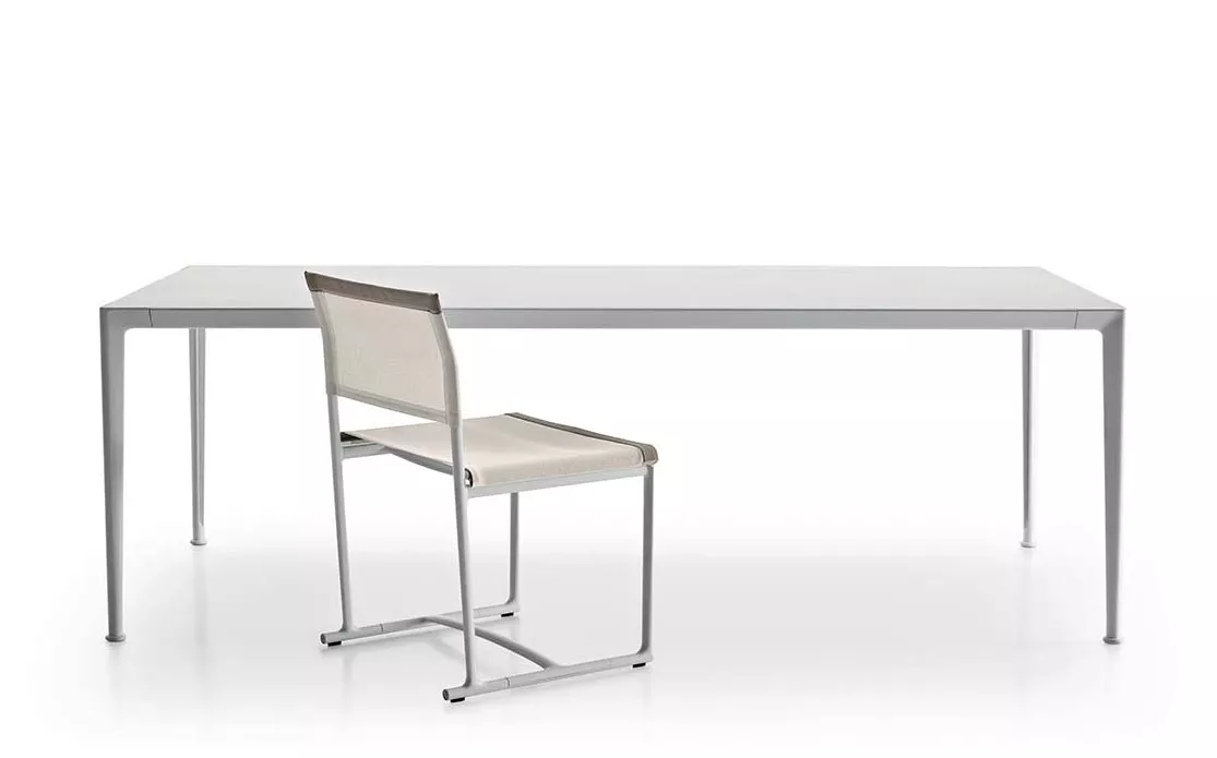 B&B Italia Mirto Outdoor Esstisch in Weiß mit passendem Stuhl auf weißem Hintergrund