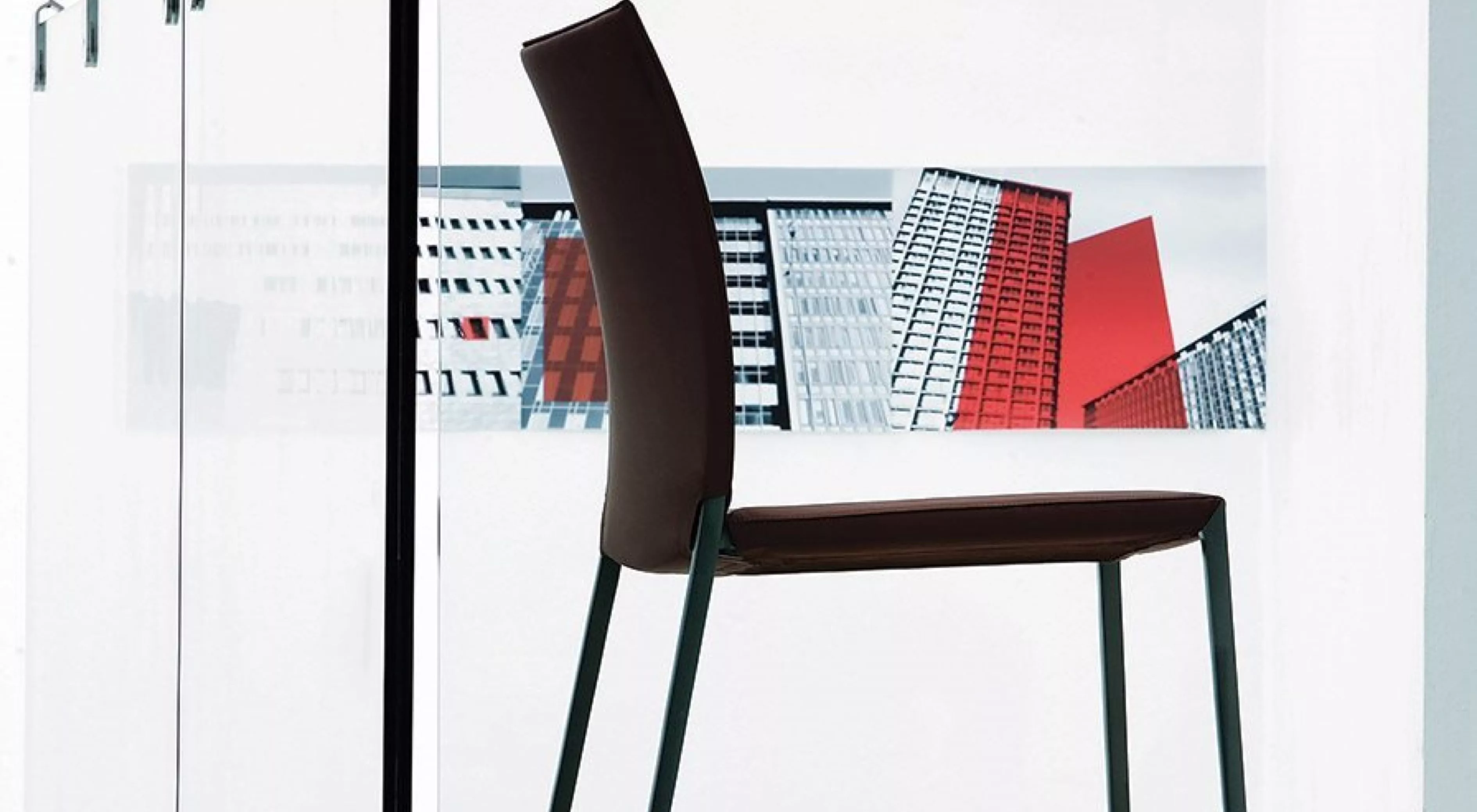 Stuhl TALIA 2080 von Villa Schmidt in Dunkelbraun, Seitenansicht vor modernem Architekturhintergrund, technische Abbildung.