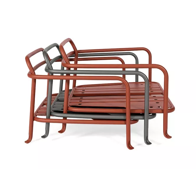 B&B Italia Borea Loungesessel in Rot und Grau gestapelt auf weißem Hintergrund