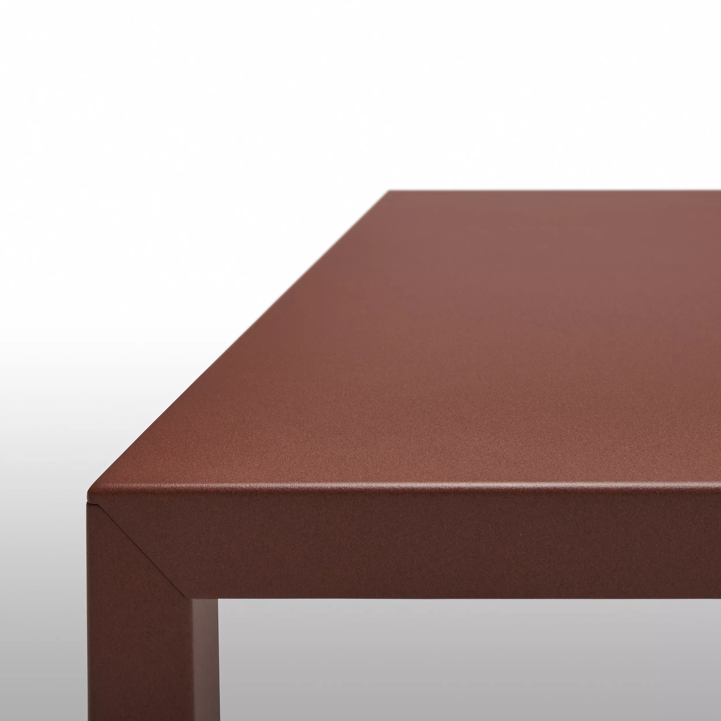 MDF Italia Tense Tisch in Nahaufnahme zeigt die Ecke eines braunen Tisches ohne Hintergrund