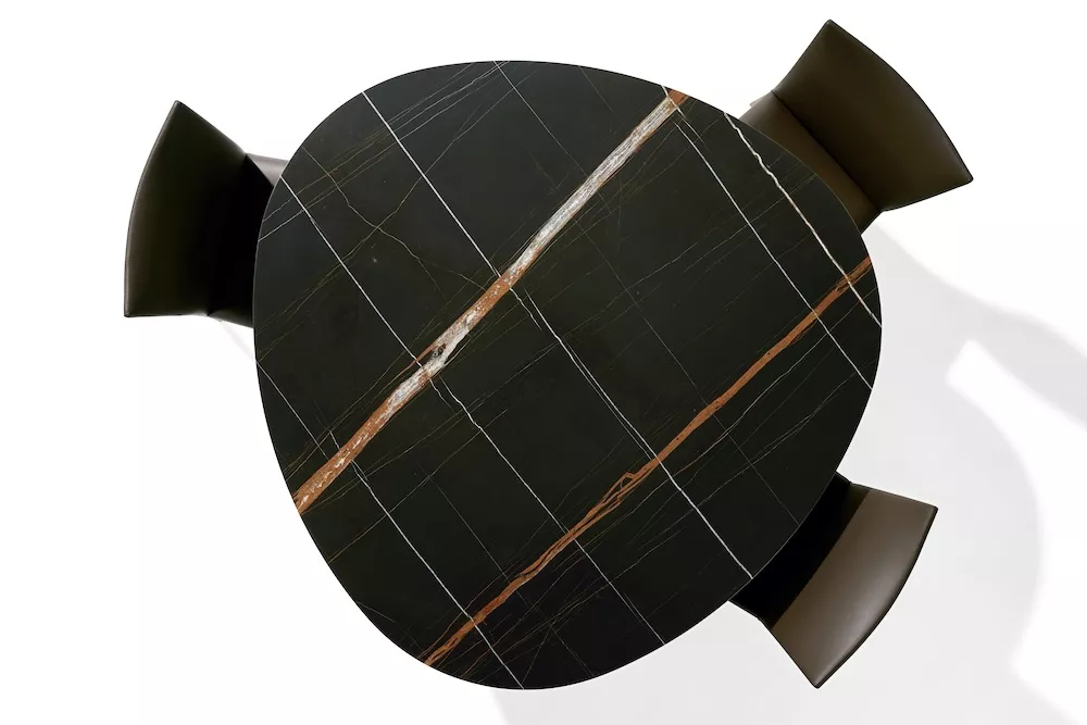 Draenert Trilope Tisch mit dunkler Steinplatte und markanten Linienmuster ohne Hintergrund