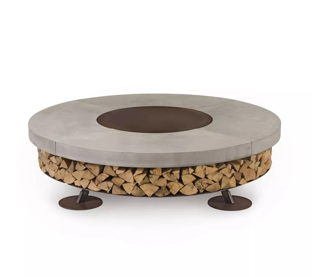 AK47 Ercole Beton Stahl Feuerstelle Small 150 cm auf weißem Hintergrund