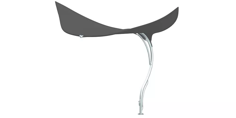 Stingray Sonnensegel von Villa Schmidt in Anthrazit, freistehend mit geschwungenem Metallgestell, vor weißem Hintergrund.