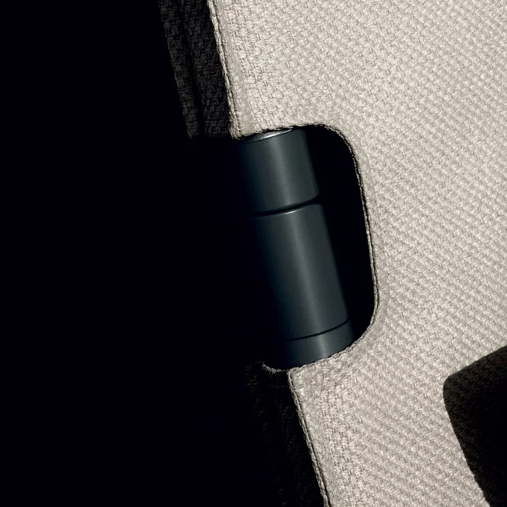 B&B Italia I Oh It Rains Sessel Detailaufnahme der Armlehne in Nahaufnahme ohne Hintergrund