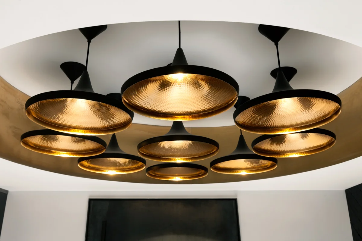 Tom Dixon Beat LED Wide Pendant in Schwarz, stimmungsvolle Beleuchtung in modernem Raum, Deckenansicht.