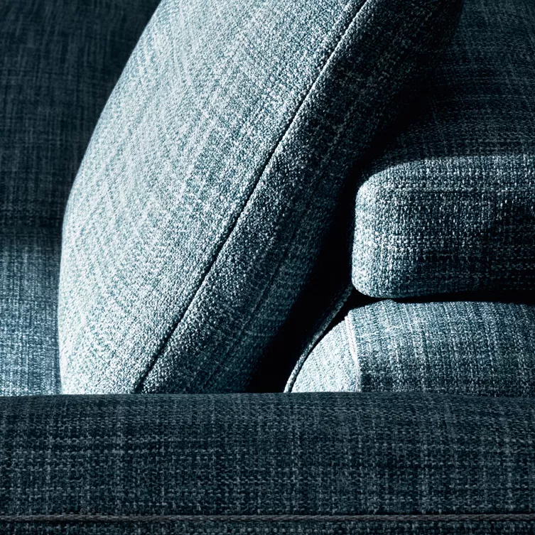 B&B Italia Hybrid Sofa Loungemodul in Nahaufnahme zeigt die Textur und das Material des Sofas in einem stimmungsvollen Bild.