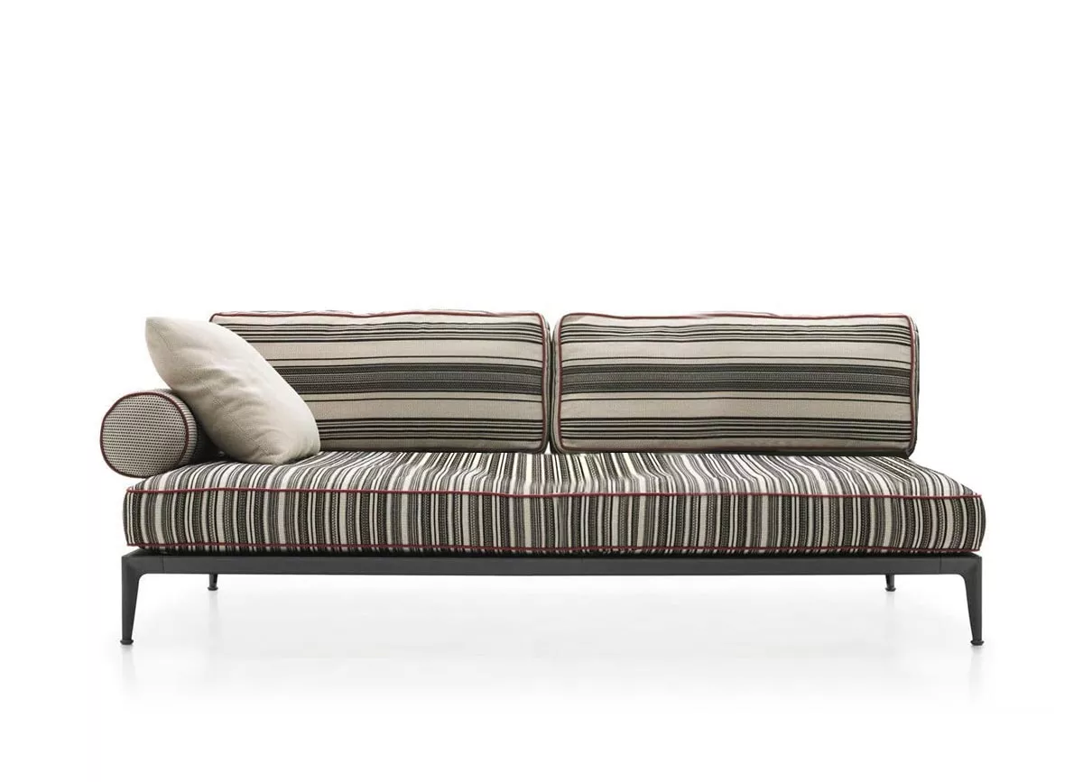 B&B Italia Ribes Loungesofa Endmodul links Gartensofa 205 cm mit gestreiftem Bezug und Kissen auf weißem Hintergrund