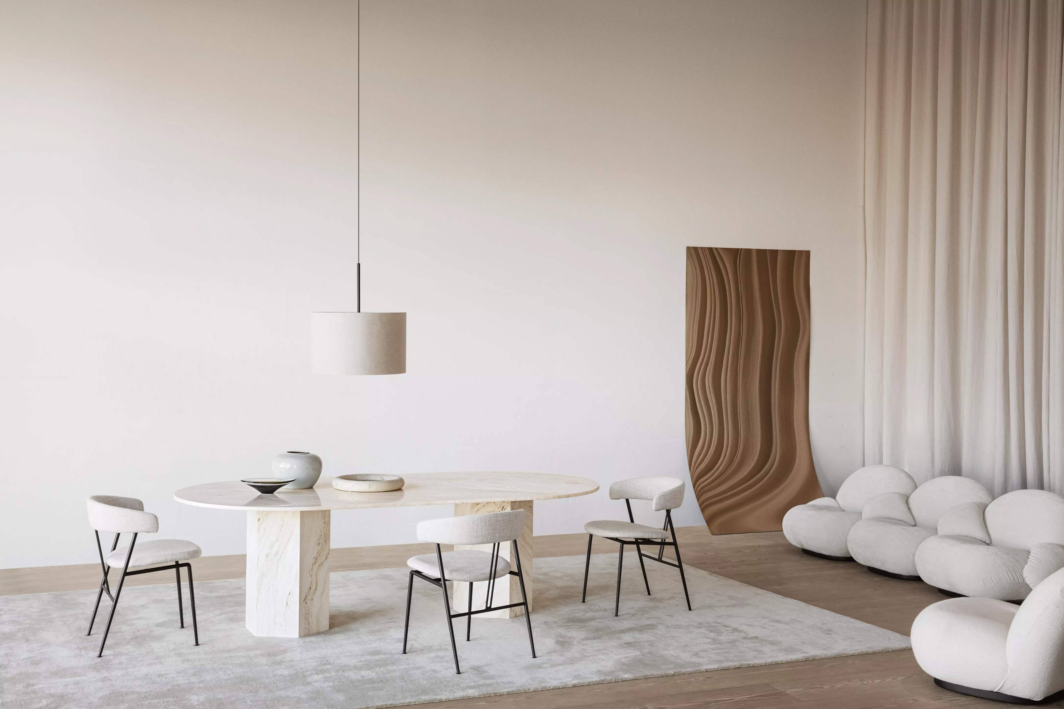 Esszimmer mit Gubi Borde Tisch und Stühlen in modernem Design mit minimalistischer Dekoration und neutralen Farben in einem hellen Raum.