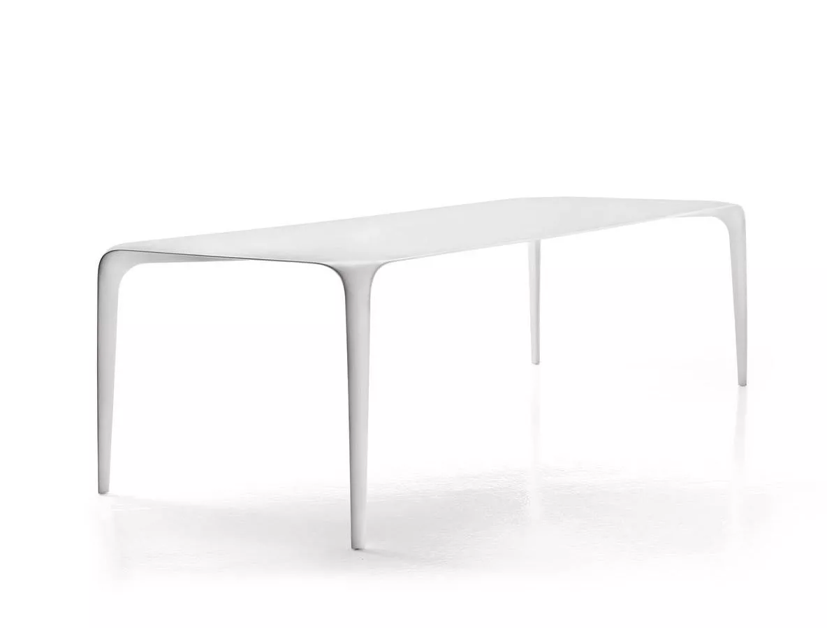 B&B Italia Link Outdoor Esstisch in Weiß freigestellt auf weißem Hintergrund