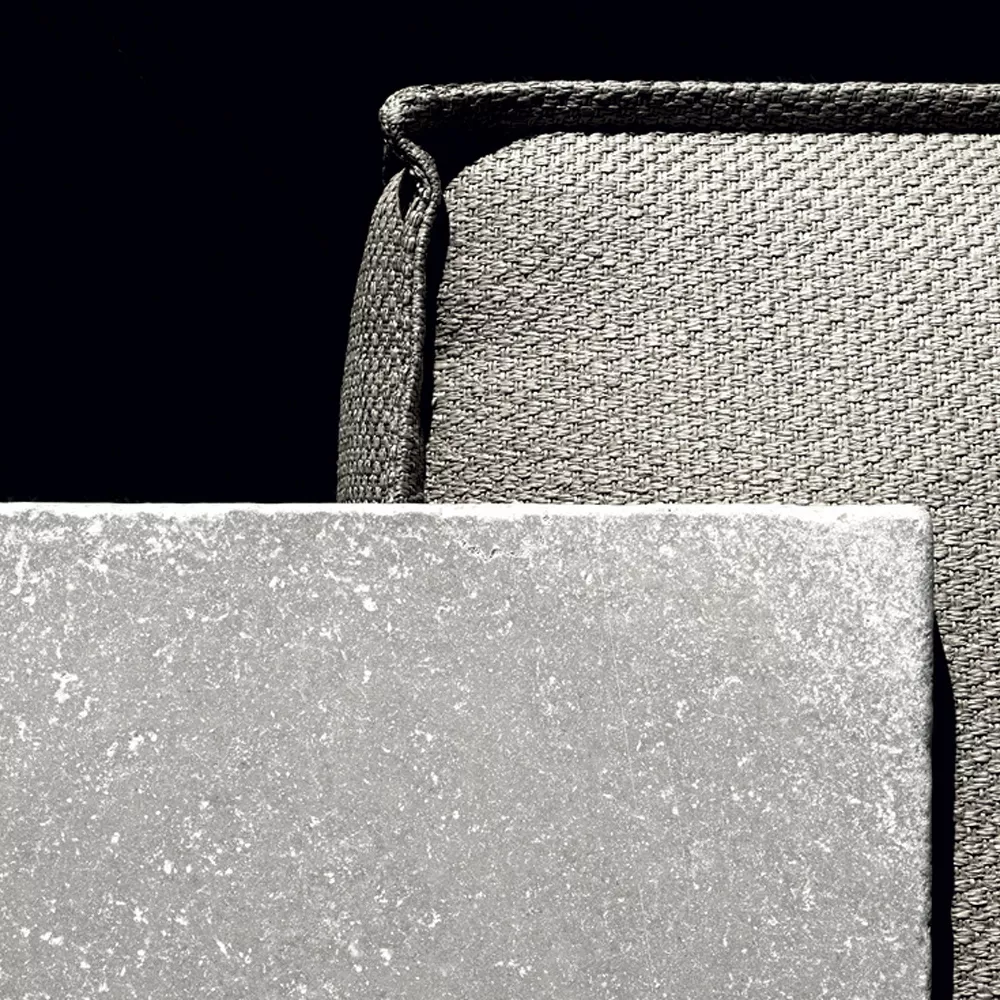 B&B Italia I Oh It Rains Sessel in Nahaufnahme zeigt die Textur des Stoffs und die Detailansicht der Kante