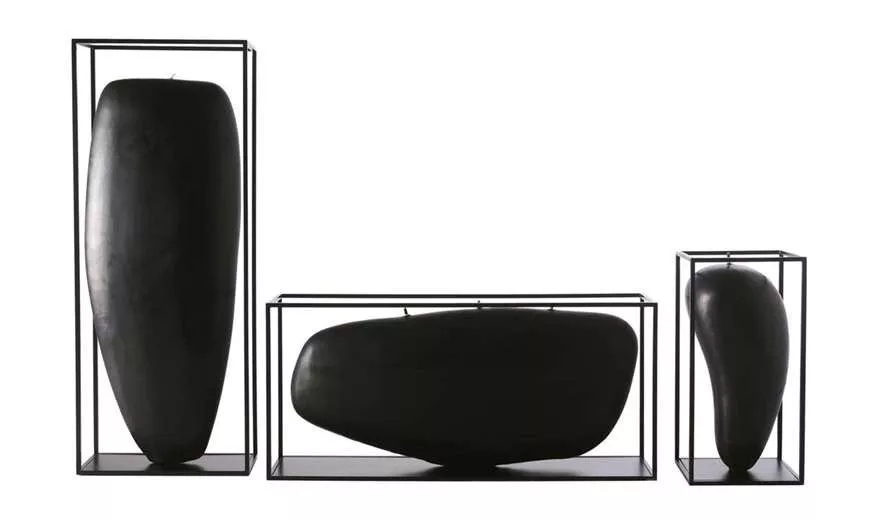 B&B Italia Overscale Flames Outdoor Kerzen in verschiedenen Größen in schwarzen Metallrahmen auf weißem Hintergrund