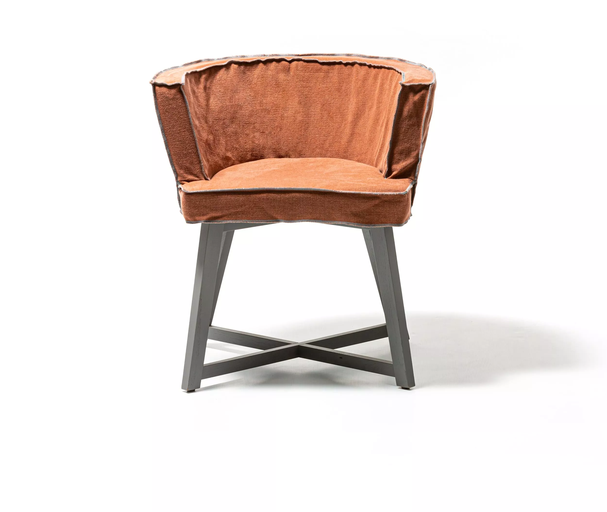 Gervasoni Gray 26 Stuhl in orangefarbenem Stoff mit grauem Metallgestell ohne Hintergrund