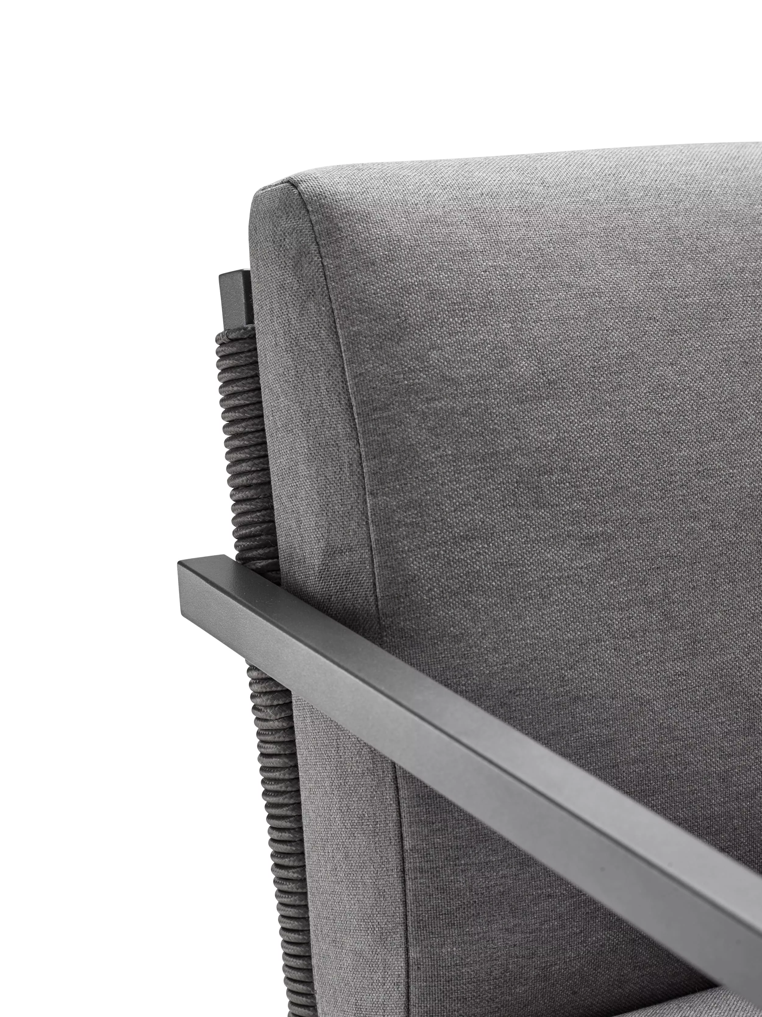 Solpuri Club Stapelsessel in Anthracite zeigt eine Detailansicht der Armlehne und Rückenlehne ohne Hintergrund