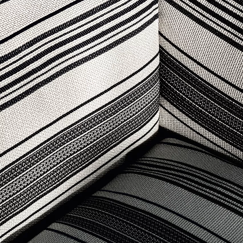 B&B Italia Hybrid Sofa Loungemodul in Nahaufnahme zeigt die detaillierte Textur und das Streifenmuster des Stoffes in Schwarz und Weiß