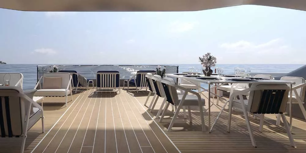 Essgruppe von Mayface Ribbon in Weiß auf einer Yacht mit Meerblick, umgeben von stilvollen Gartenmöbeln und blühenden Blumen.