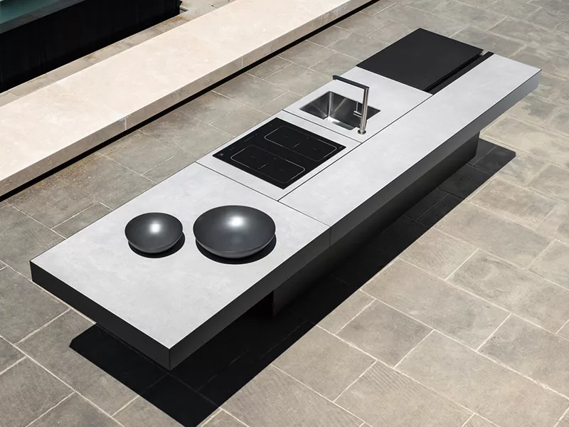 Moderne Outdoor-Küche von Talenti, Modell Tikal, in Grau auf Steinboden, mit integriertem Waschbecken und Kochfeld, technische Ansicht.