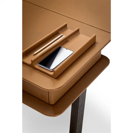 Der Fred Schreibtisch von Poltrona Frau vereint Eleganz und Funktionalität in perfekter Harmonie