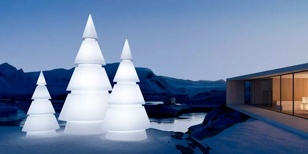 Vondom Forest Gartenleuchten in Weiß, stimmungsvolle Außenbeleuchtung vor moderner Architektur in winterlicher Landschaft.