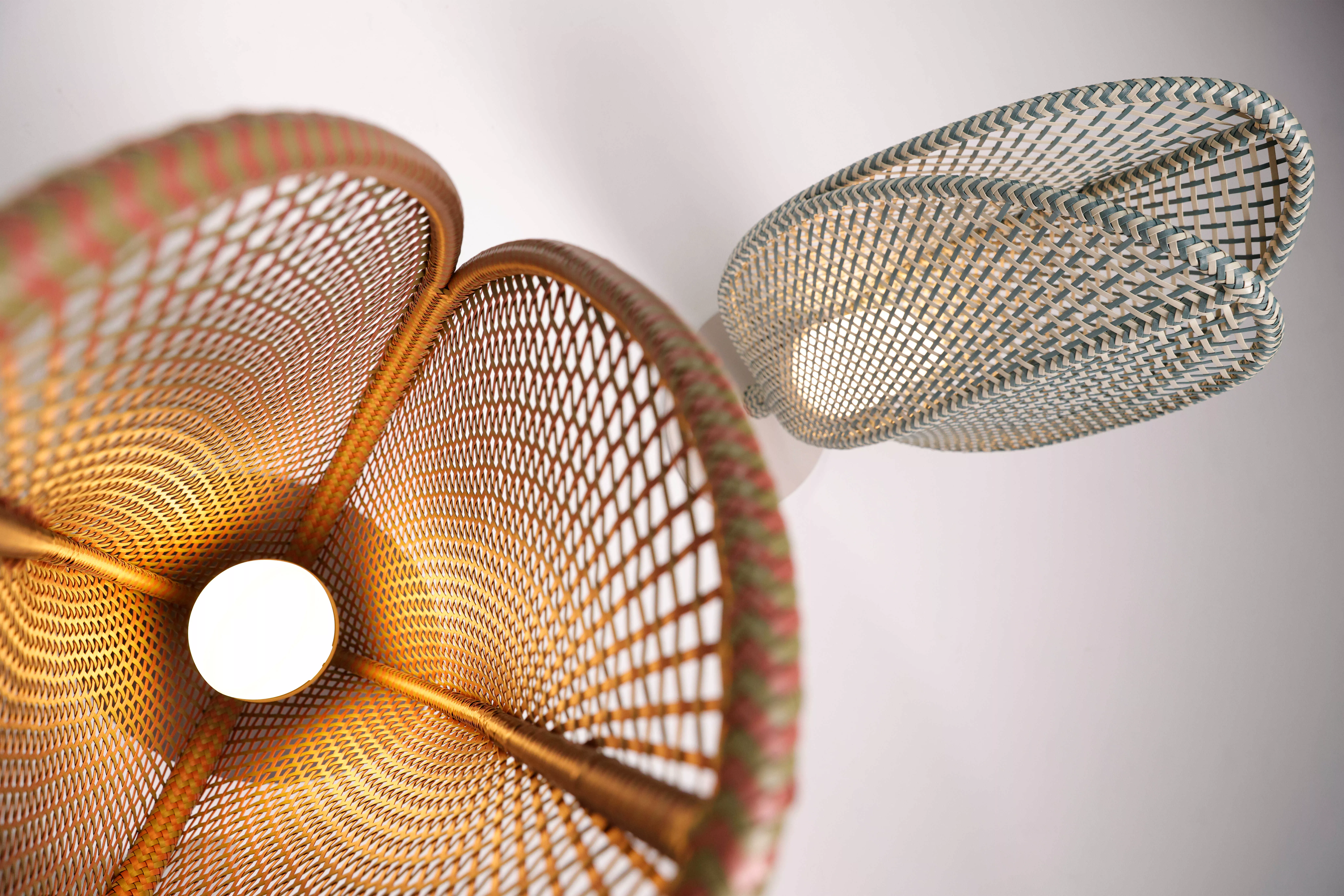 Zwei Dedon Scoora Lampen in verschiedenen Farben leuchten von oben betrachtet in einem modernen und stilvollen Ambiente