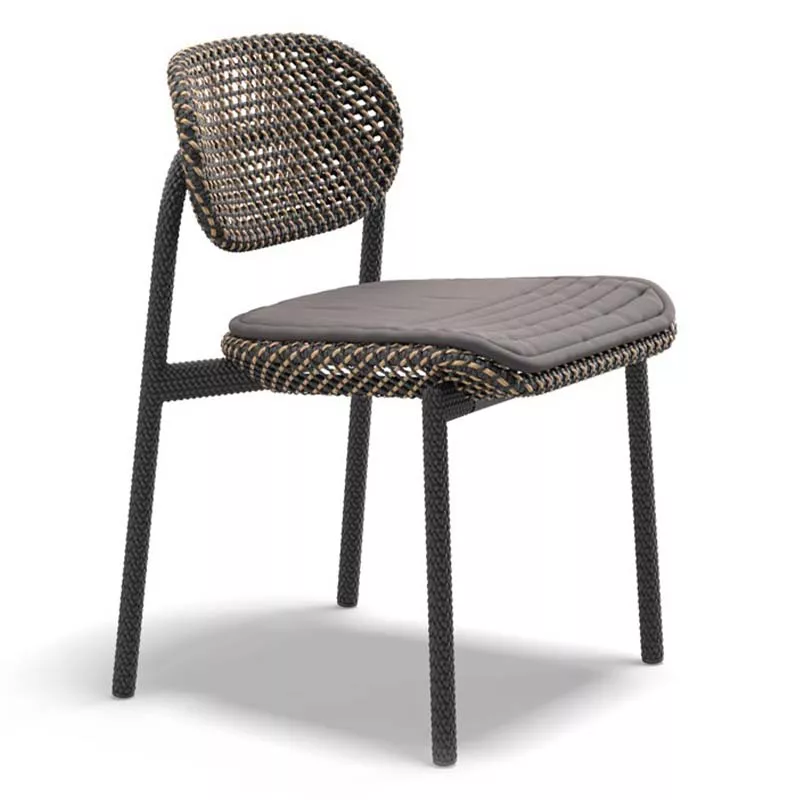 Dedon Roii Essstuhl mit geflochtenem Design und gepolstertem Sitz in einer Studioaufnahme ohne Hintergrund.