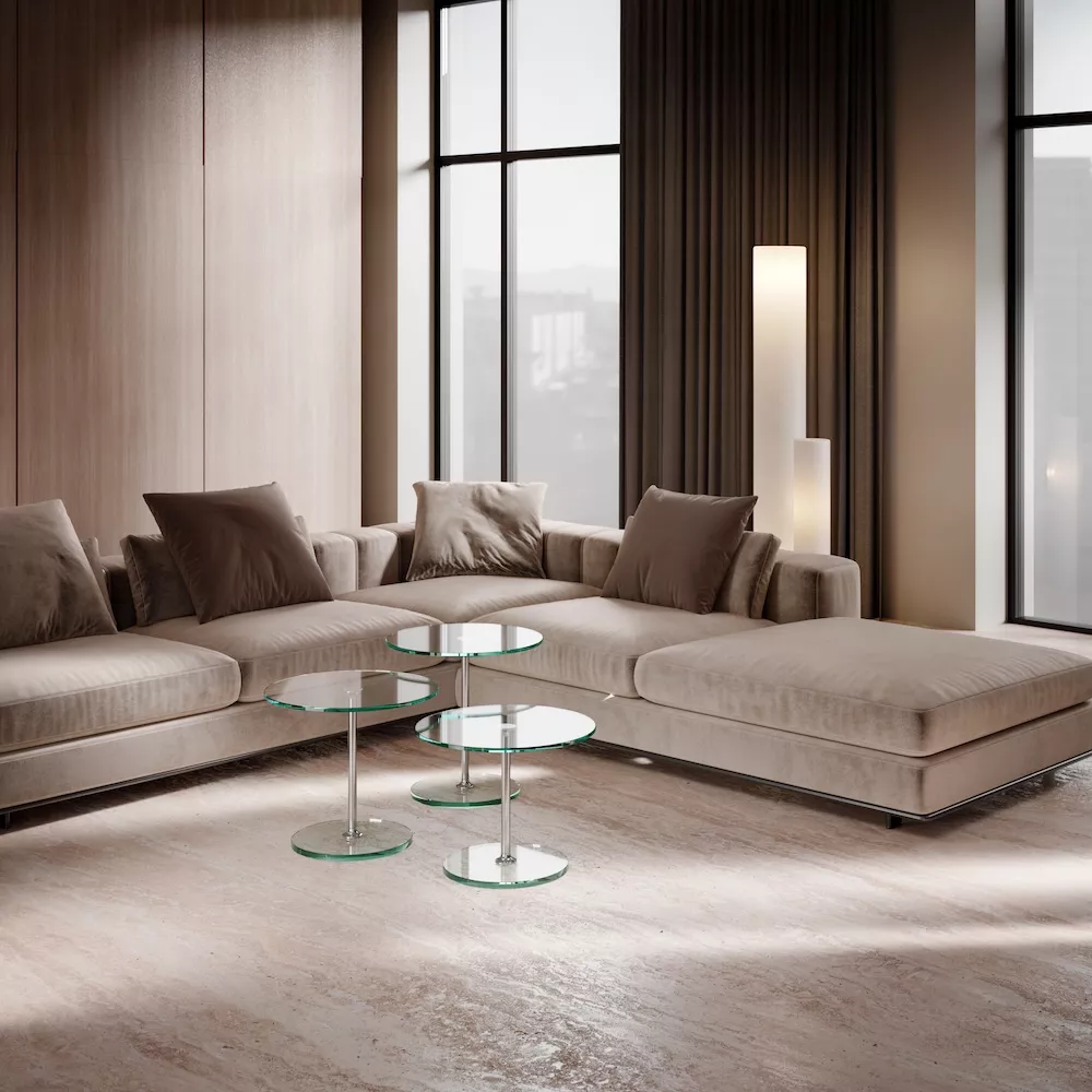 Draenert Largo Glastische in einem modernen Wohnzimmer mit beigem Sofa und großen Fenstern im Hintergrund