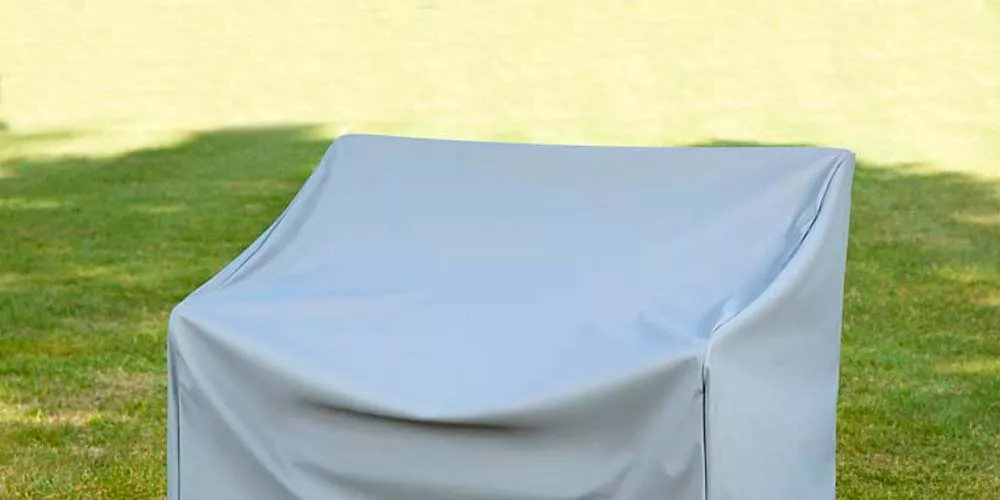 Bankhauben Premium Cover in Grau auf einer Wiese, wetterfeste Schutzhülle für Gartenmöbel, technische Abbildung.