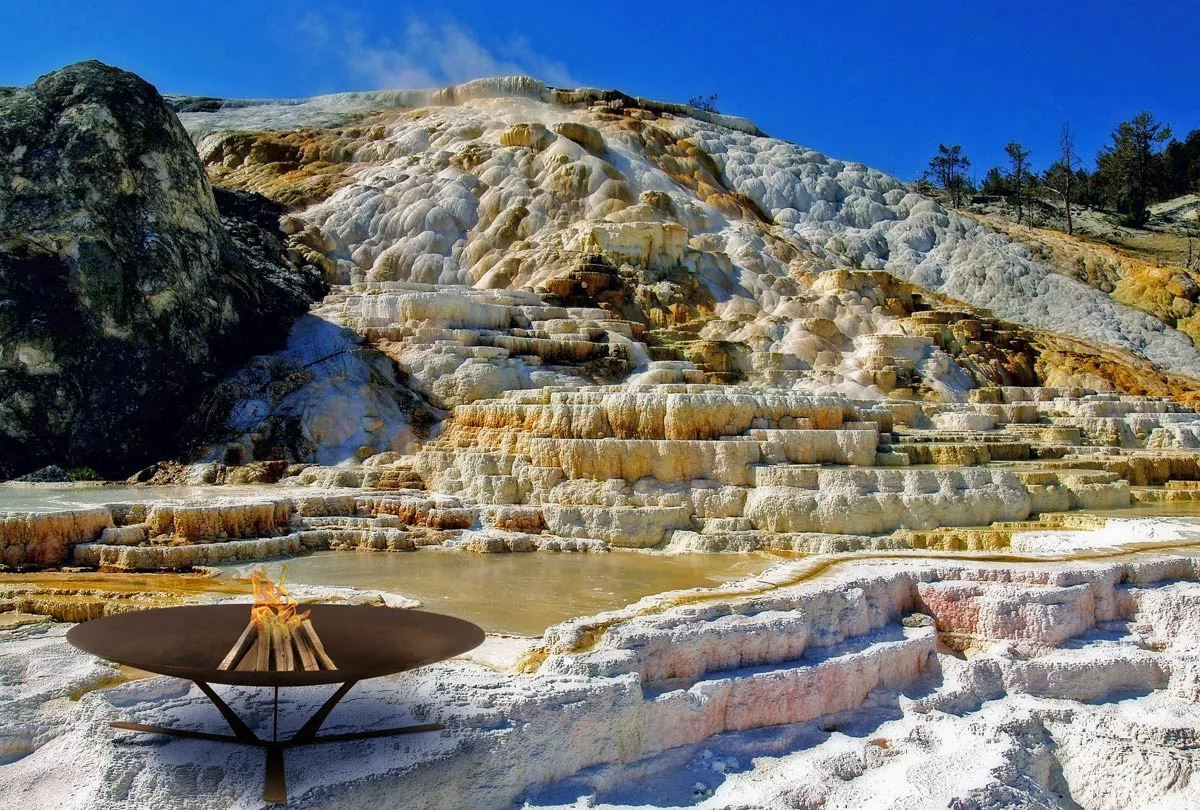 AK47 Fuocolo Feuerstelle 180 cm in einer malerischen Landschaft mit heißen Quellen und Felsen im Hintergrund