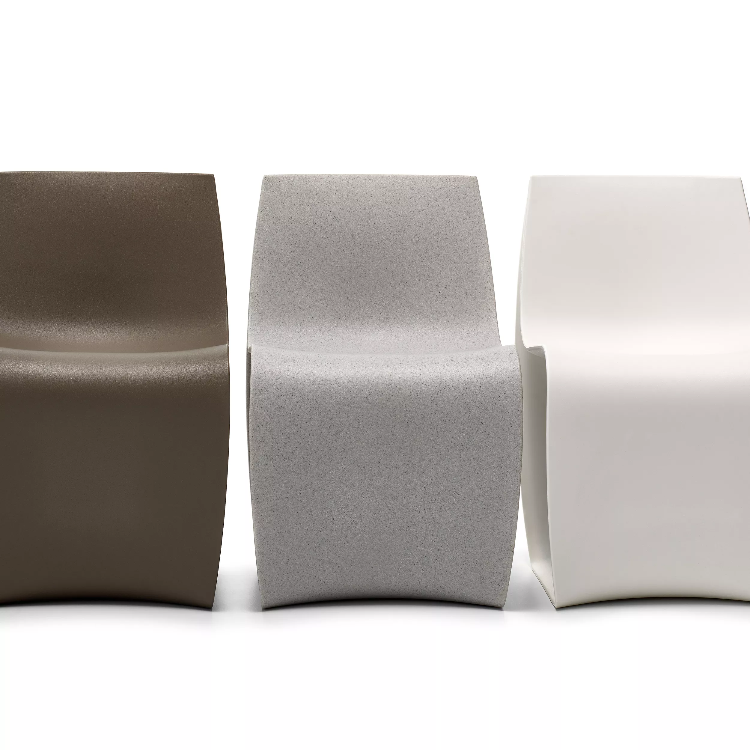 Drei MDF Italia Sign Matt Stühle in den Farben Braun Grau und Weiß nebeneinander aufgestellt