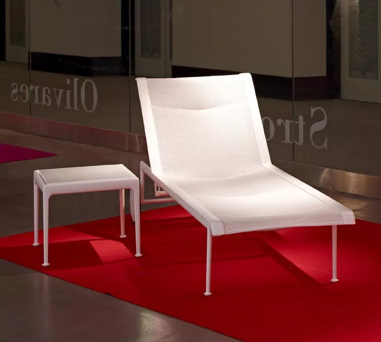 Knoll Studio 1966 Collection Beistelltisch quadratisch neben einer weißen Liege auf einem roten Teppich in einem modernen Innenraum.