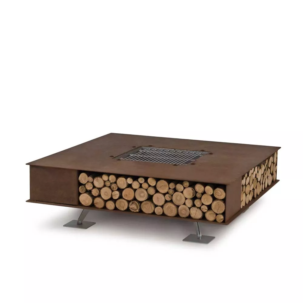 AK47 Toast Feuerstelle aus oxidiertem Stahl mit Holzlagerung auf beiden Seiten ohne Hintergrund