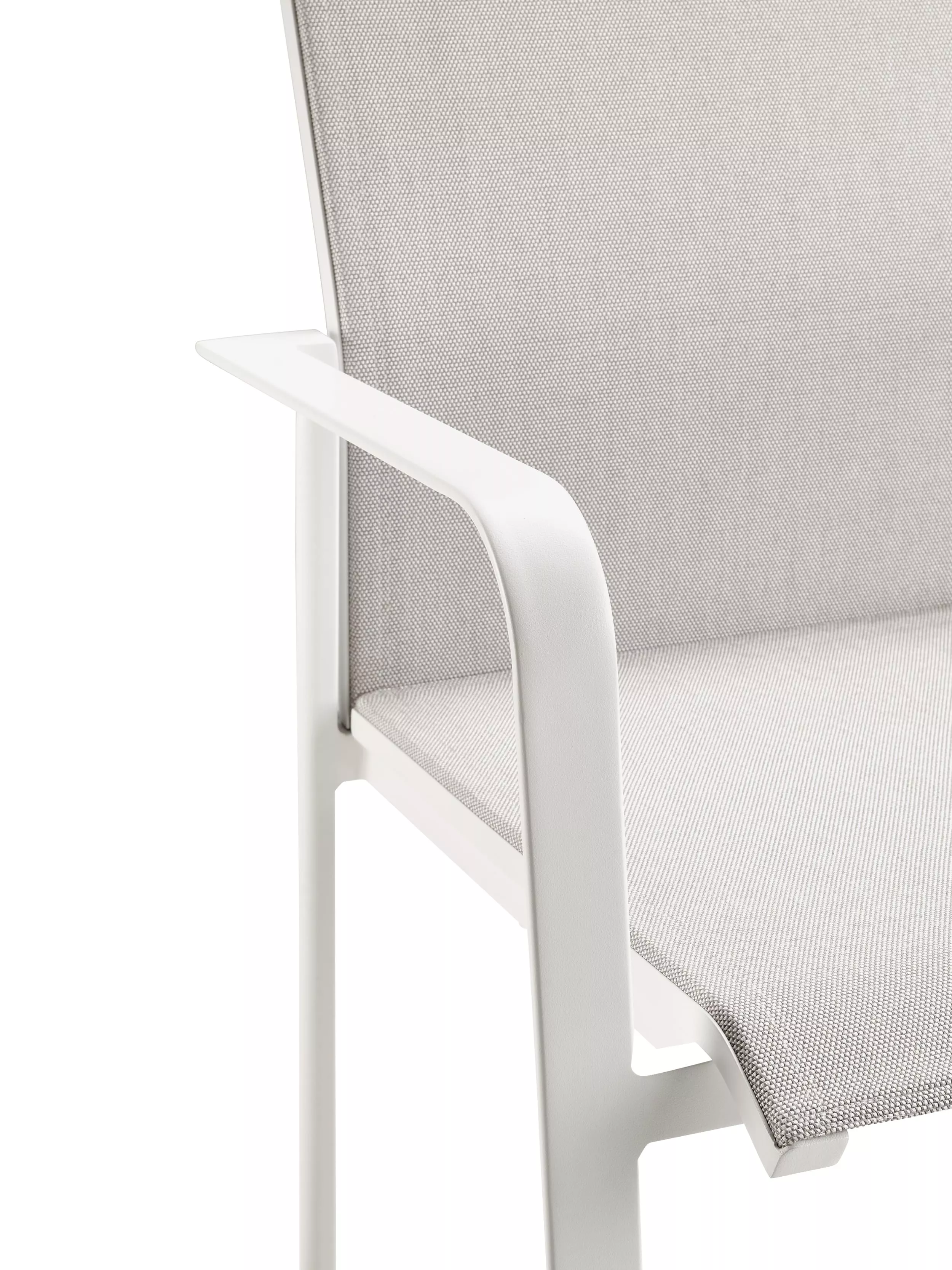 Solpuri Breeze Stapelsessel in Weiß Detailansicht der Armlehne und Sitzfläche ohne Hintergrund