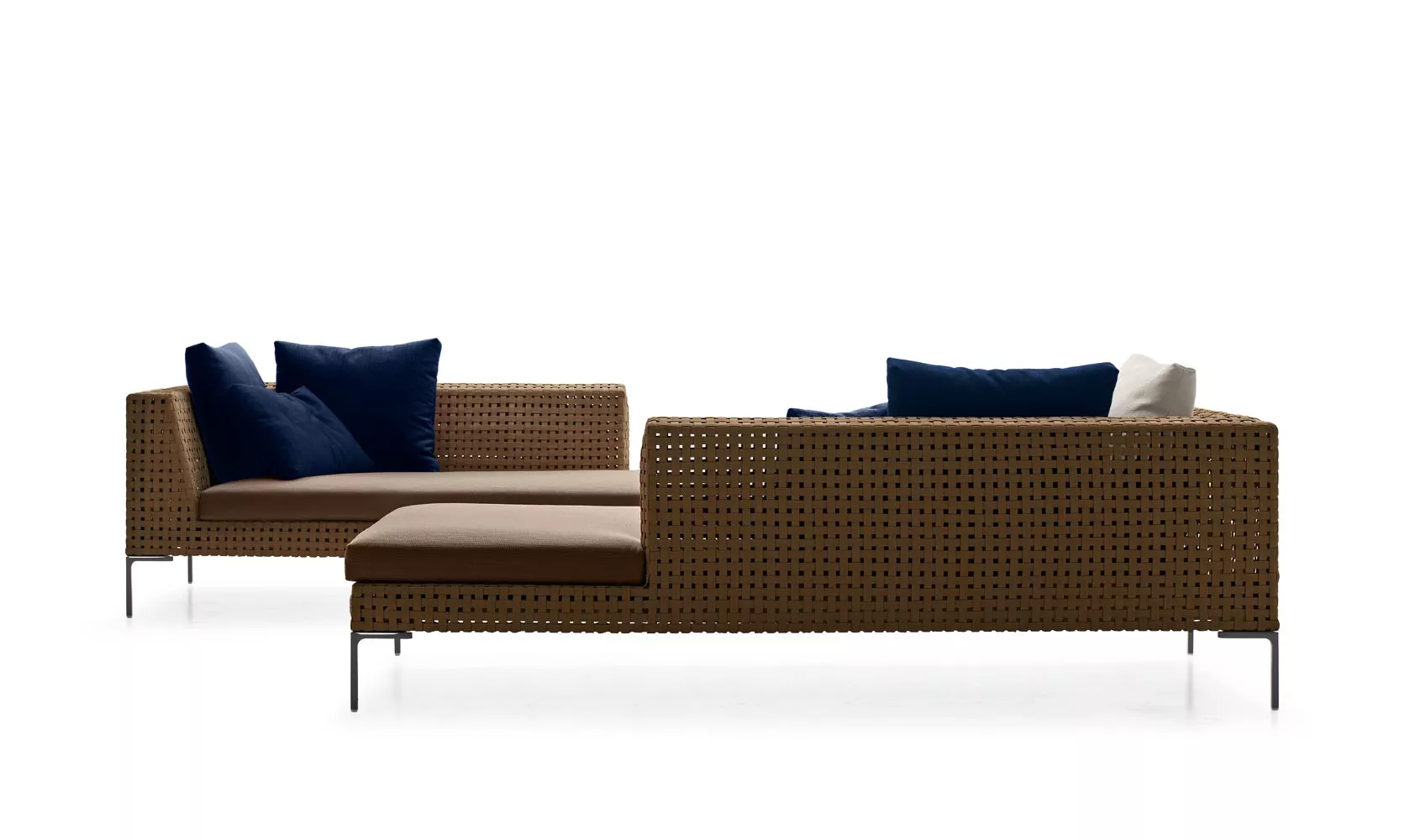 Zwei Charles Outdoor Sofas von B&B Italia mit braunem Geflecht und blauen Kissen auf weißem Hintergrund.
