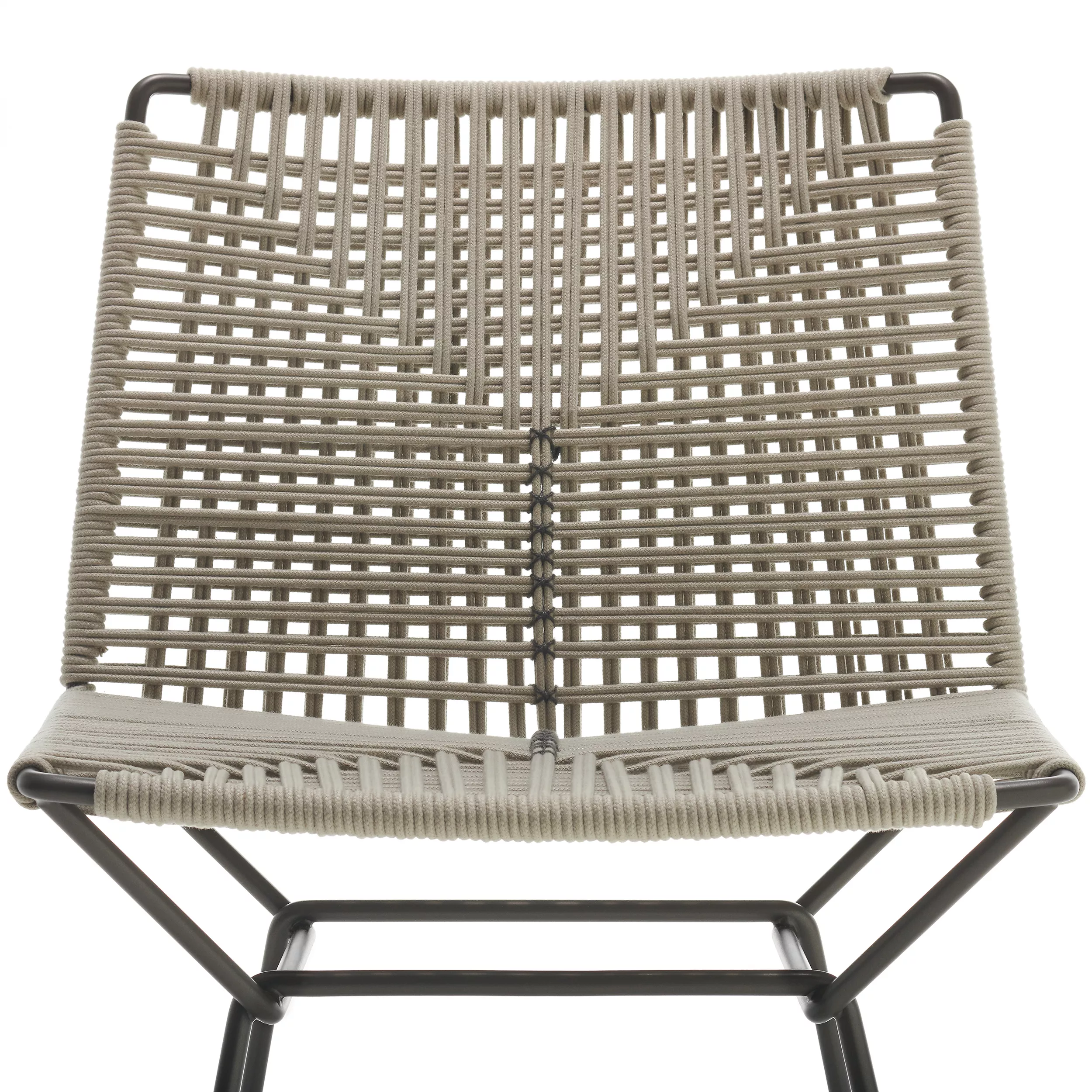 MDF Italia Neil Twist Stuhl in Nahaufnahme zeigt die detaillierte Flechtarbeit des Sitzes und die stabile Metallstruktur ohne Hintergrund