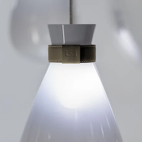 Soffi ist eine einzigartige Kombination aus Eleganz und Funktionalität Jede Lampe ist ein Meisterwerk aus mundgeblasenem Glas mit ätherischer Schönheit und weichem diffusem Licht