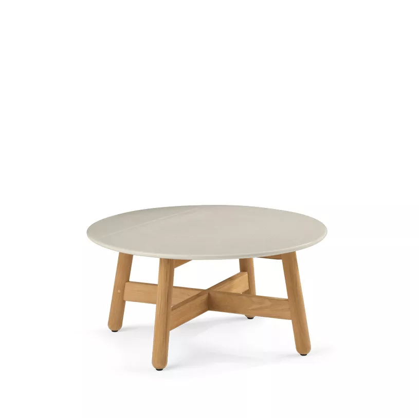 Dedon Mbrace Loungetisch 70 cm mit rundem weißen Tischplatte und Holzbeinen ohne Hintergrund