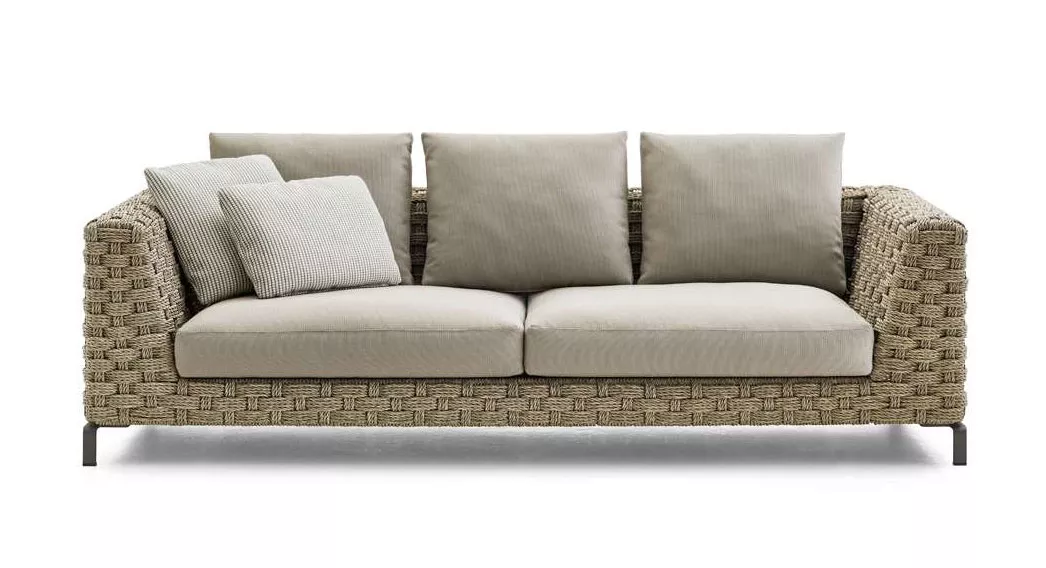 B&B Italia Ray Outdoor Loungesofa 236 cm in Naturfarbe mit vier Kissen auf weißem Hintergrund.