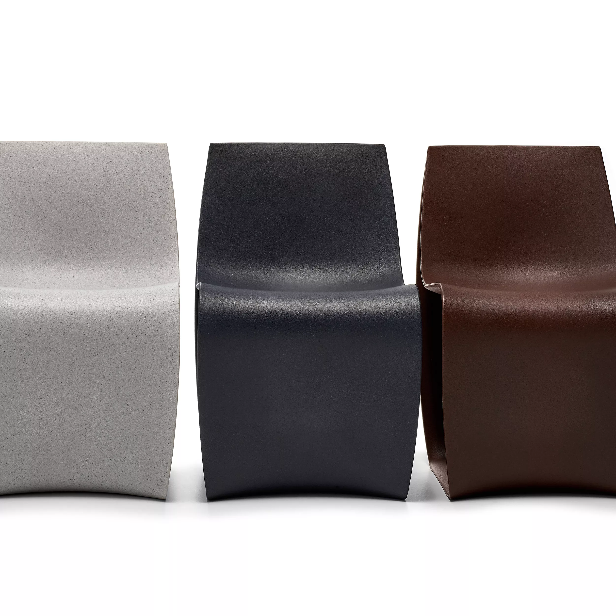 Drei MDF Italia Sign Matt Stühle in den Farben Grau Schwarz und Braun nebeneinander auf weißem Hintergrund.