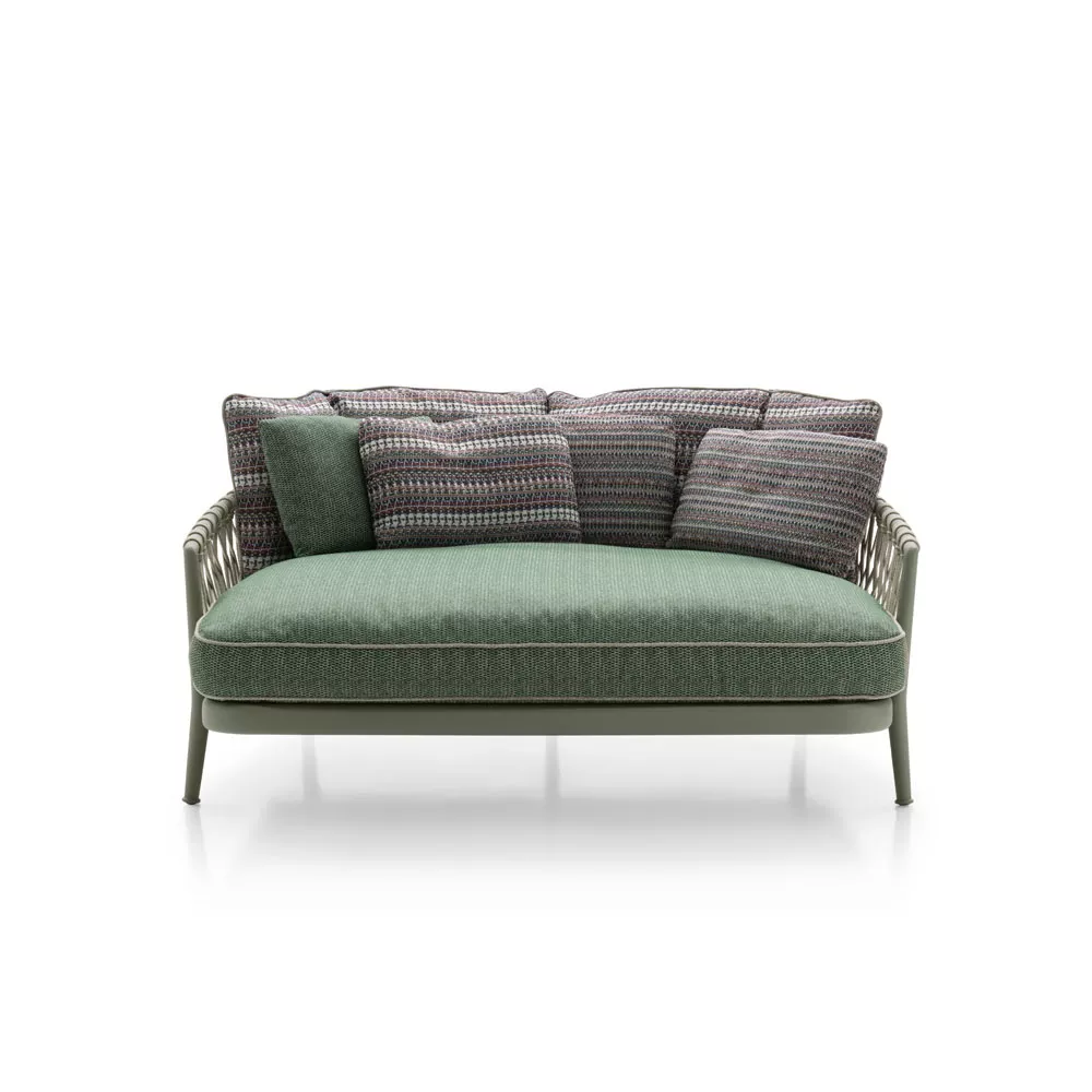B&B Italia Erica 19 Outdoor Daybed Sofa in grün mit gemusterten Kissen ohne Hintergrund
