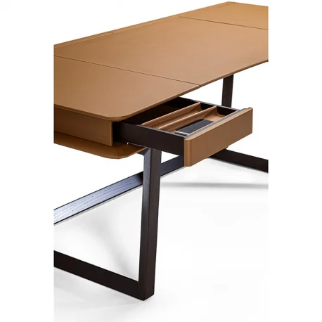 Der Fred Schreibtisch von Poltrona Frau vereint Eleganz und Funktionalität in perfekter Harmonie