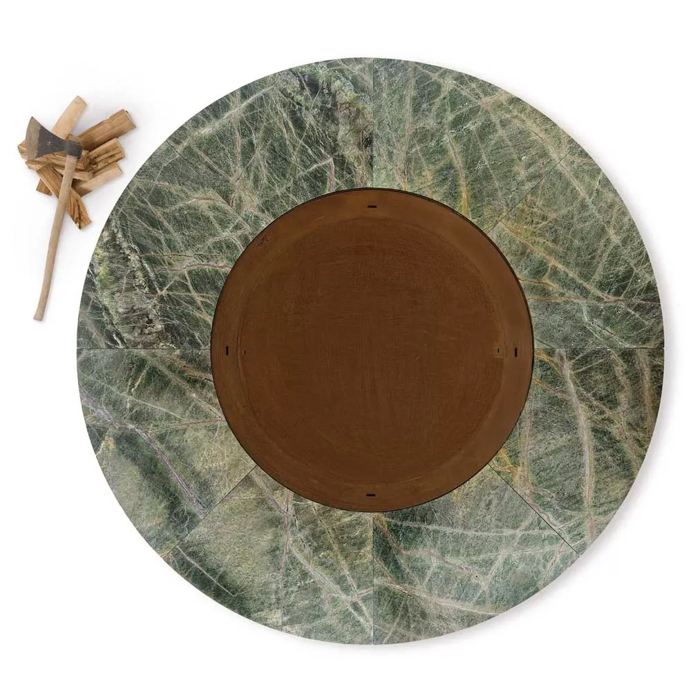 AK47 Ercole Feuerstelle aus Marmor Rain Forest Green und Stahl in XSmall 120 cm ohne Hintergrund mit Holzscheiten daneben